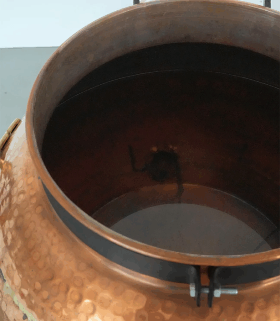 EPICROEBEの銅製蒸留器
