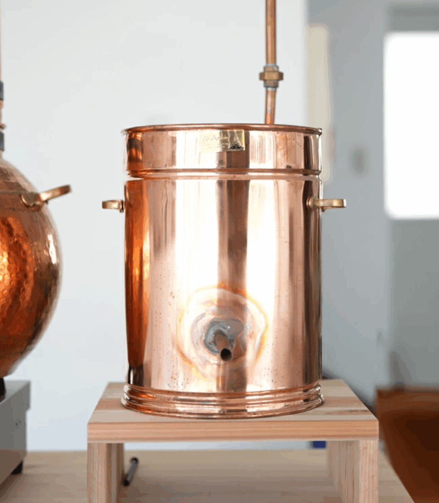 EPICROEBEの銅製蒸留器
