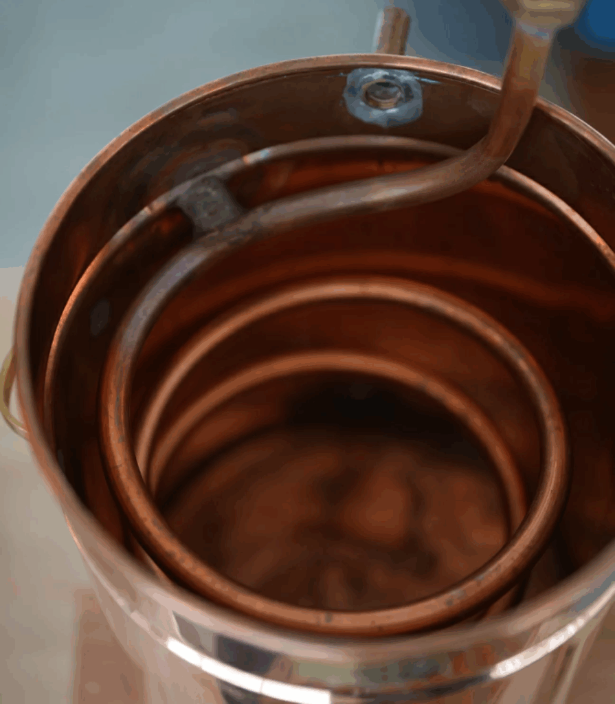 EPICROEBEの銅製蒸留器