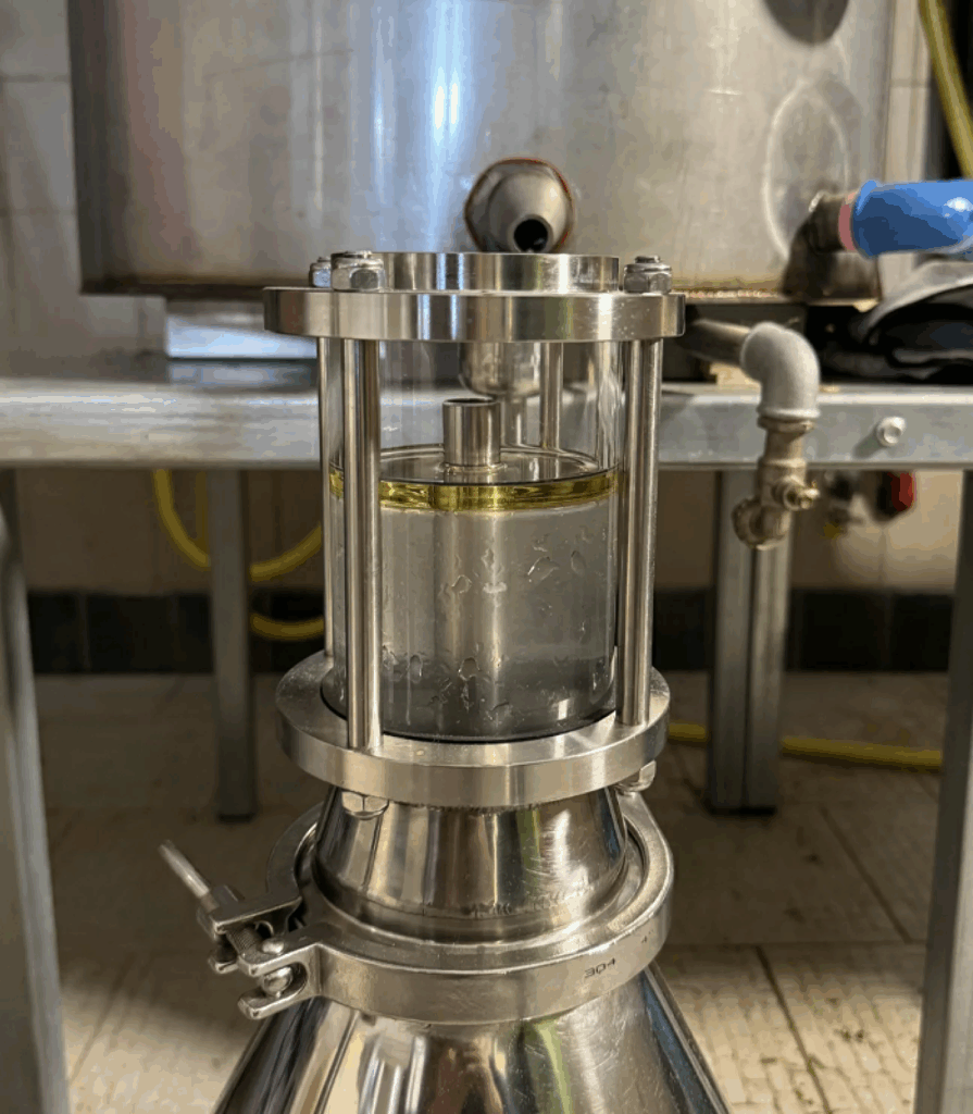 イタリアのネロリを蒸留している蒸留器