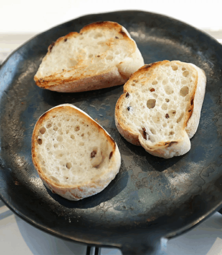 フライパンでこんがり焼いたパン