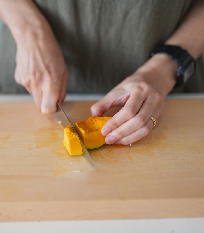 皮をむいて小さく切ったかぼちゃ