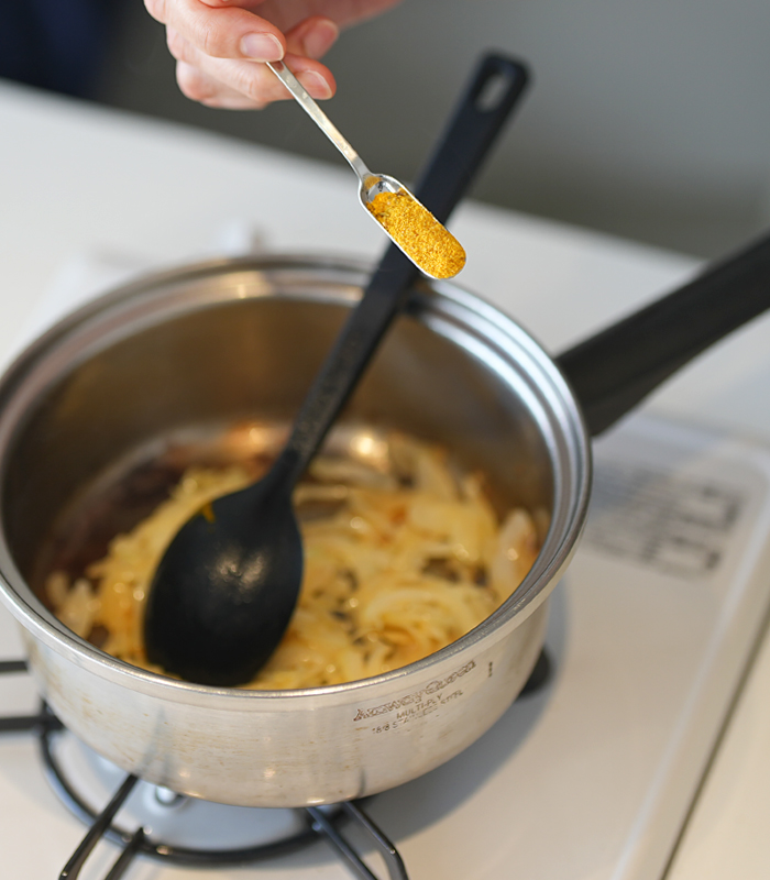 炒めた玉ねぎにオリエンタルゴールドを加える