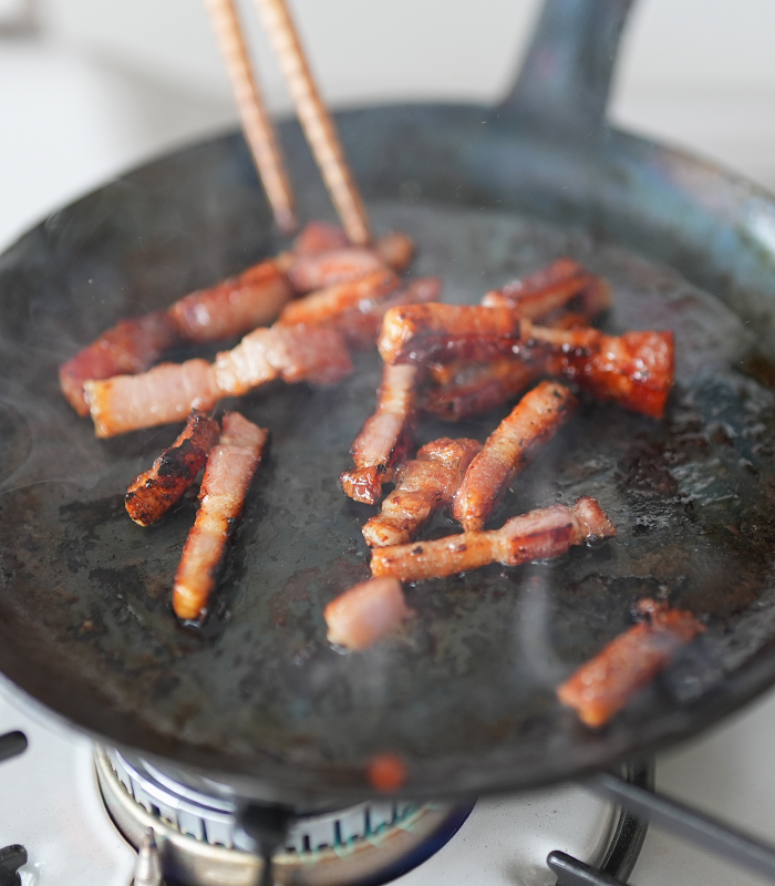 フライパンでカリカリに焼いたベーコン