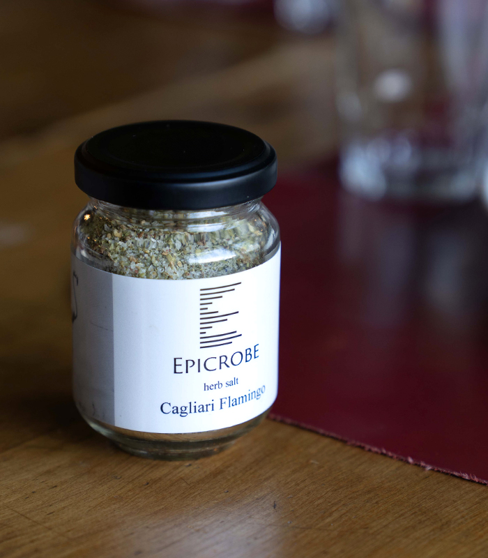 エピクローブのハーブソルト「カリアリフラミンゴ」の瓶が机に置いている
