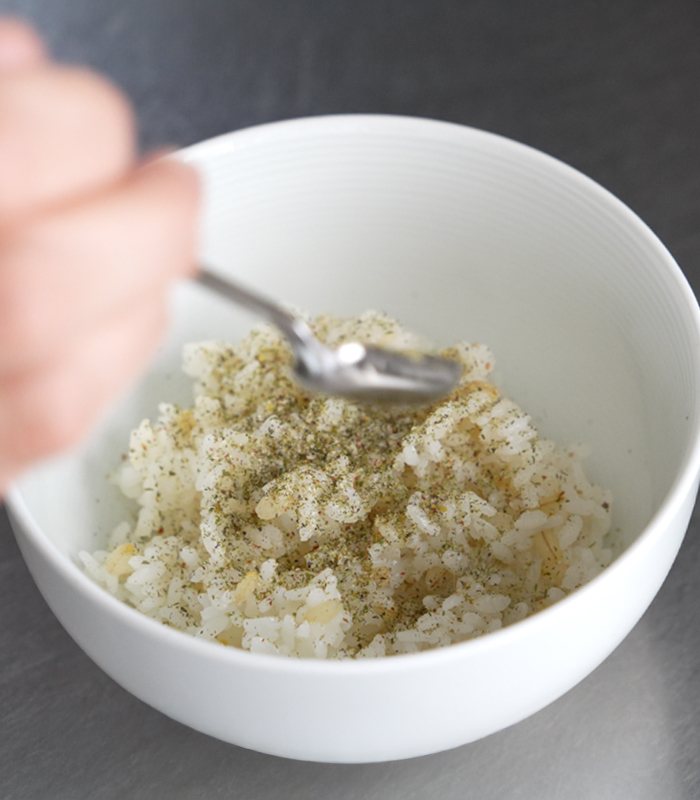 ハーブソルト「カリアリフラミンゴ」をおむすびにかけている