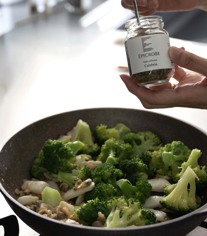 ハーブソルト「カラブリア」を海鮮炒めに振りかけている