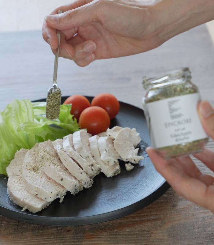 ハーブソルト「エデンアップル」を蒸し鶏にふりかけている