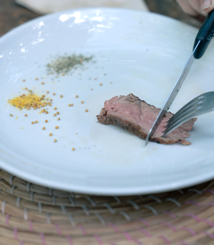 ハーブソルト「オリエンタルゴールド」にお肉を付けている写真