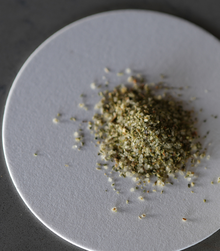 お肉に合うハーブソルト「ジュニパーアンドガーリック」の塩の写真