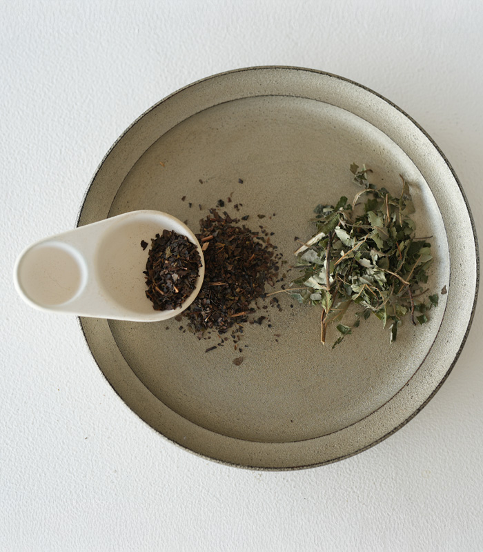 広島県産の在来種茶葉を使用したほうじ和紅茶とクロモジ茶