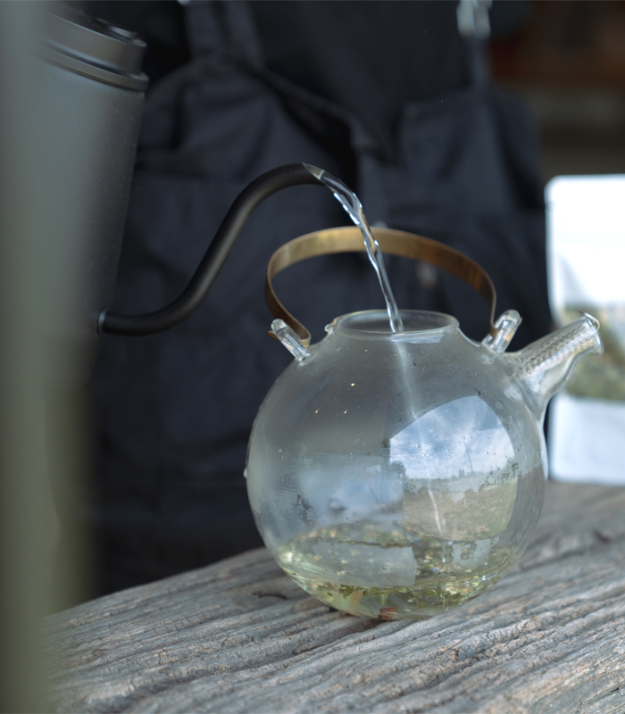 エピクローブのパーフェクトナイトにお湯を注いでいる