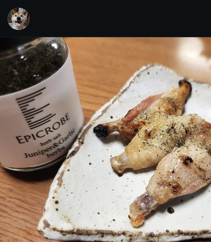 エピクローブのハーブソルトを手羽元につけている